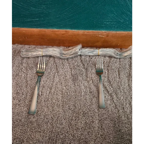 New Corelle 45 Piece Flatware Set in Frost with Hostess Set - Picture 8 of 8